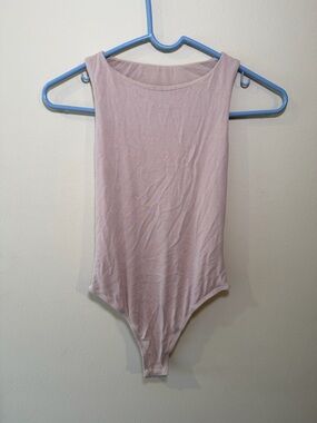 White Fox Boutique Sleeveless Scoop Bodysuit in Light Mauve